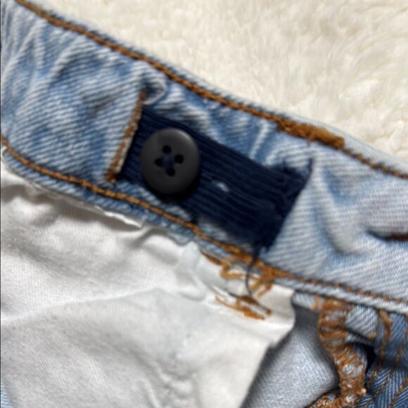 Zara light blue denim shorts with a distressed design. - Picture 4 of 4